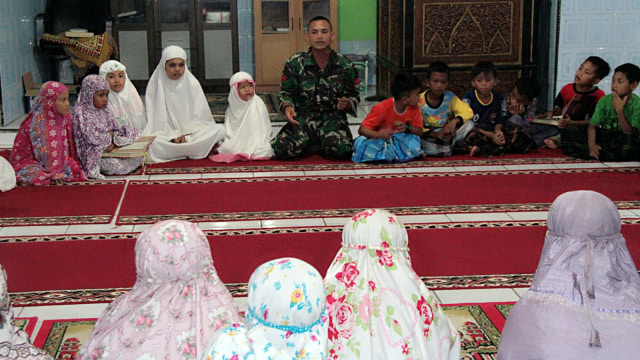 Kisah Anggota TNI Mengajar Ngaji di Sijunjung