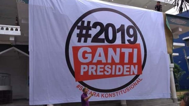 Baliho Bertuliskan #2019gantipresiden di Medan. (Foto: Ade Nurhaliza/kumparan)