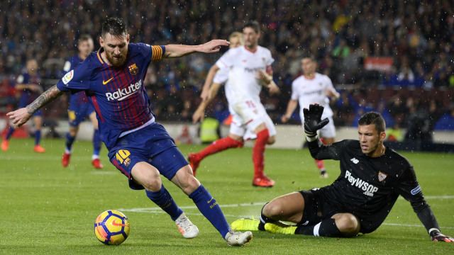 Lionel Messi tampil melawan Sevilla. (Foto: Josep Lago/AFP)