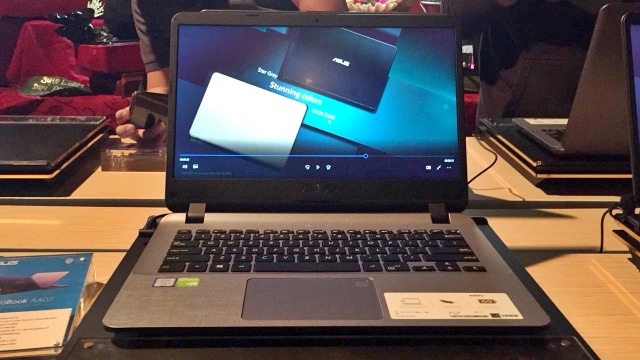 Laptop Asus VivoBook A407. (Foto: Astrid Rahadiani/kumparan)