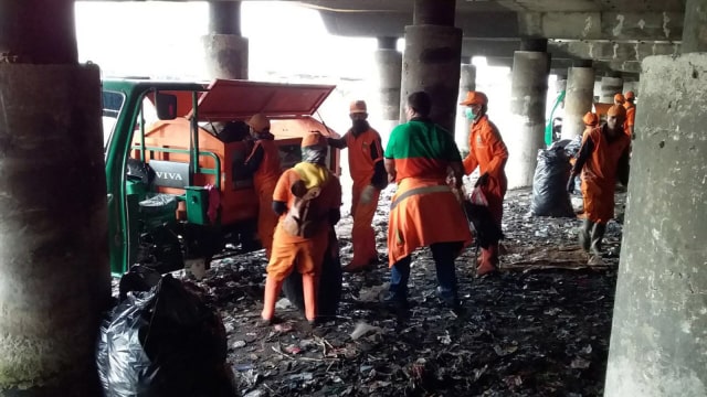 144 Ton Sampah diangkut dari kolong tol  (Foto: Fachrul Irwinsyah/kumparan)