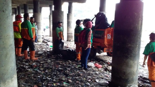 144 Ton Sampah diangkut dari kolong tol  (Foto: Fachrul Irwinsyah/kumparan)