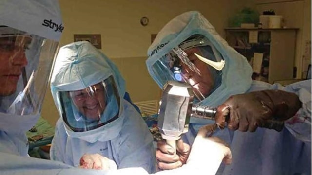 Dokter bedah pakai palu Thor untuk operasi. (Foto: www.courses.com.au)