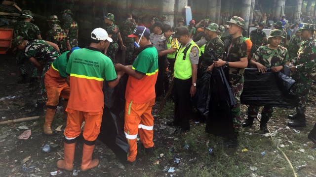 Gerebek Sampah di Kolong Tol Cawang - Priok (Foto: Fachrul Irwinsyah/kumparan)