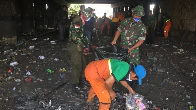 Gerebek Sampah di Kolong Tol Cawang - Priok (Foto: Fachrul Irwinsyah/kumparan)