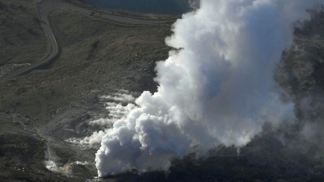 Gunung Io Yama meletus. (Foto: Mandatory credit Kyodo/via Reuters)