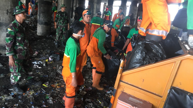 Sampah di Kolong Tol Cawang - Tanjung Priok. (Foto: Fachrul Irwinsyah/kumparan)
