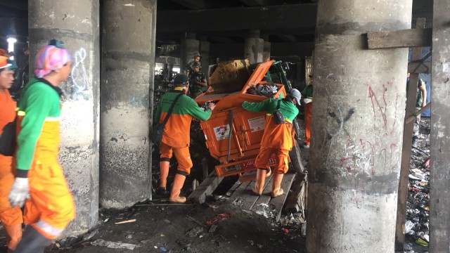 Sampah di Kolong Tol Cawang - Tanjung Priok. (Foto: Fachrul Irwinsyah/kumparan)