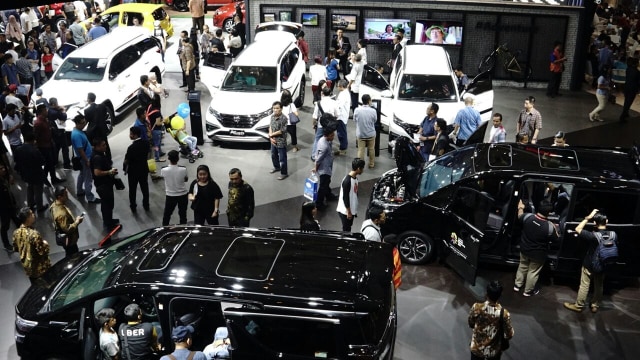 Pameran otomotif seperti IIMS ini menjadi ajang untuk menawarkan mobil baru kepada konsumen. Foto: Helmi Afandi/kumparan