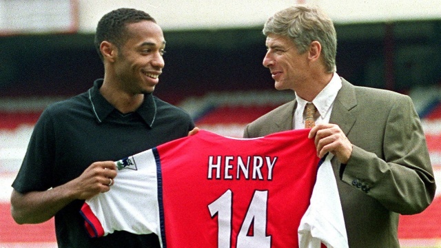 Wenger saat memperkenalkan Thierry Henry. (Foto: AFP/Sinead Lynch)