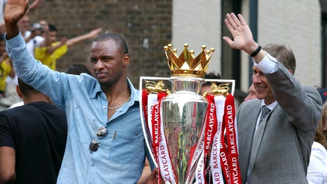 Wenger dengan trofi Invincible-nya. (Foto: AFP/Martin Hayhow)