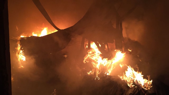 Kebakaran Pabrik Payung di Depok (Foto: Rizki Baiquni Pratama/kumparan)