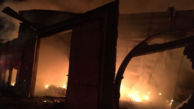 Kebakaran Pabrik Payung di Depok (Foto: Rizki Baiquni Pratama/kumparan)