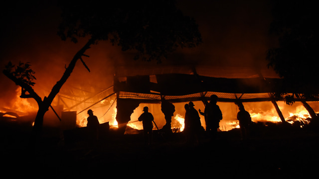 Kebakaran Pabrik Payung di Depok (Foto: ANTARA FOTO/Indrianto Eko Suwarso)