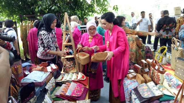Mufidah Jusuf Kalla membeli tas rotan (Foto: Jihad Akbar/kumparan)