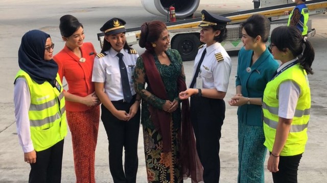 Susi ikut Kartini Flight bersama Garuda (Foto: Twitter @susipudjiastuti)