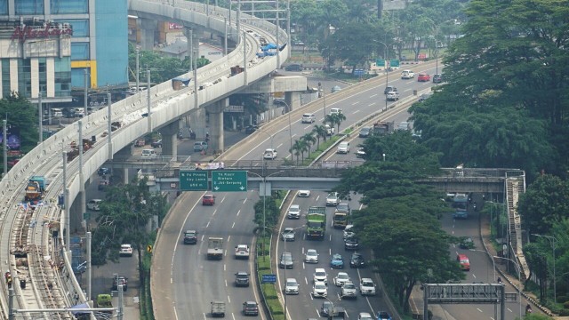 Pembangunan LRT di T.B Simatupang (Foto: Iqbal Firdaus/kumparan)