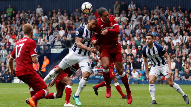 Pemain West Brom dan Liverpool berduel. Foto: Reuters / Andrew Boyers