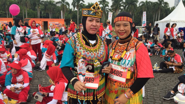 Peserta Kartini Run mengenakan pakaian adat. (Foto: Fachrul Irwinsyah/kumparan)