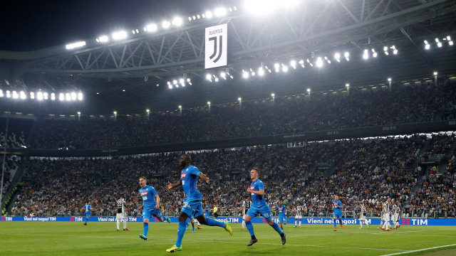 Pemain Napoli merayakan gol. (Foto: Reuters / Stefano Rellandini)