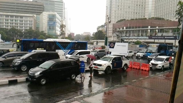 Penerapan ganjil genap di Jalan Sudirman. (Foto: Fadjar Hadi/kumparan)
