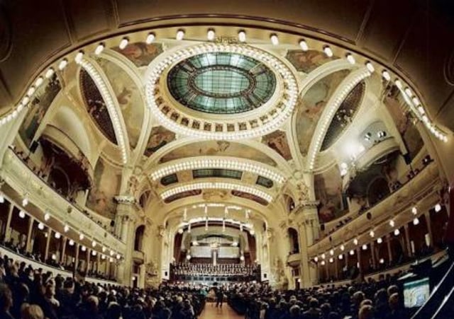 Ada Prague Philharmonic Orchestra di Balik Soundtrack Film Besar Dunia