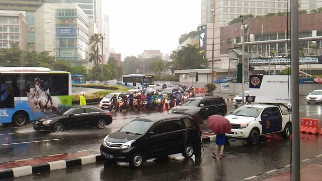 Pemberlakuan ganjil genap di Jalan Sudirman. (Foto: Fadjar Hadi/kumparan)