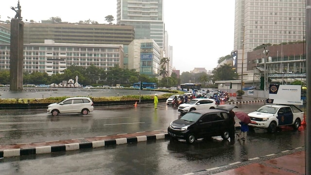 Pemberlakuan ganjil genap di Jalan Sudirman. (Foto: Fadjar Hadi/kumparan)