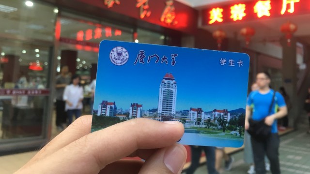 Kartu mahasiswa Xiamen University. (Foto: Feby Dwi Sutianto/kumparan)