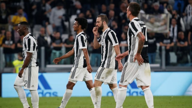 Para pemain Juventus berjalan lesu. (Foto: Reuters/Massimo Pinca)