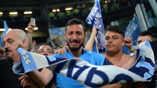 Suporter Napoli menangis terharu. (Foto: Reuters/Massimo Pinca)