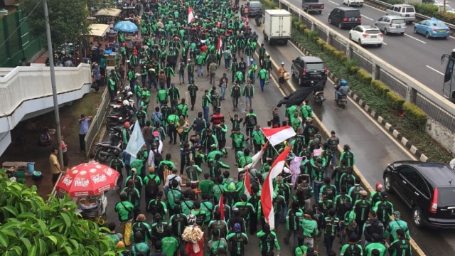 Massa Ojol tiba di Gerbang Utama DPR RI. (Foto: Rafyq Panjaitan/kumparan)
