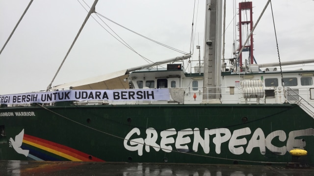 Penyambutan kapal Rainbow Warrior Greenpeace. (Foto: Fachrul Irwinsyah/kumparan)