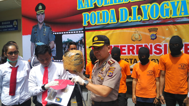Kapolresta Yogyakarta melakukan rilis kasus ganja (Foto: Arfiansyah Panji Purnandaru/kumparan)
