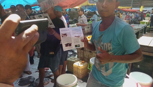 Menjaga Kelestarian Biota Laut dan kesegaran ikan, SKIPM Baubau Sosialisasi di Pasar Wameo (4)