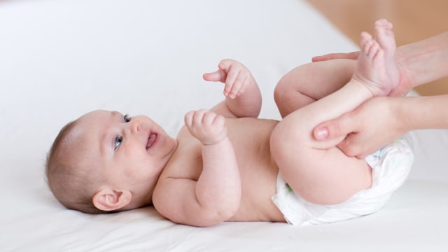 Mengganti popok bayi. Foto: Thinkstock