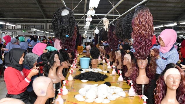 Jokowi kunjungi pabrik rambut palsu di Purbalingga (Foto: Laily Rachev - Biro Pers Setpres)