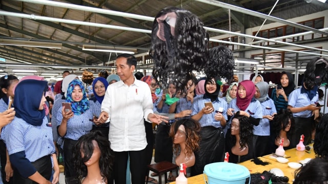 Jokowi kunjungi pabrik rambut palsu di Purbalingga (Foto: Laily Rachev - Biro Pers Setpres)