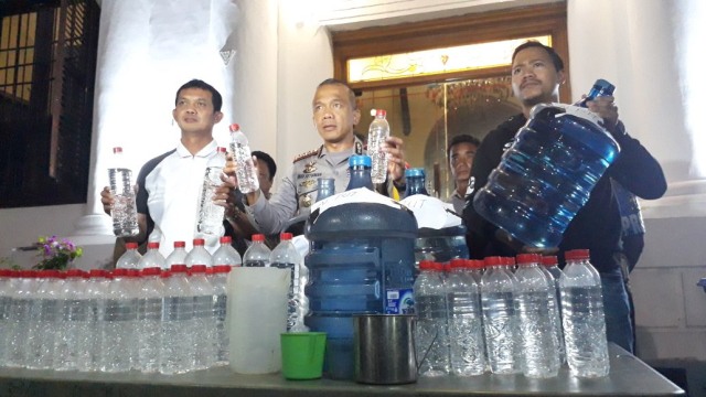 Barang bukti miras oplosan di Surabaya. (Foto: Phaksy Sukowati/kumparan)