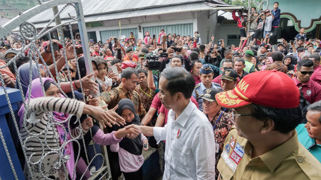 Jokowi kunjungan di lokasi gempa Banjarnegara (Foto:  ANTARA FOTO/Idhad Zakaria)