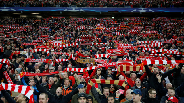 Suporter Liverpool di Anfield. (Foto: Reuters/Carl Recine)