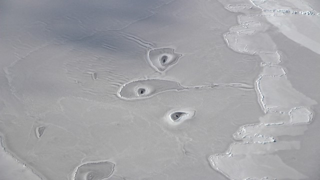 Lubang misterius di Kutub Utara. (Foto: NASA)