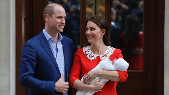 Pangeran William, Kate, dan Anak Ketiga Mereka. (Foto: AP Photo/Kirsty Wigglesworth)