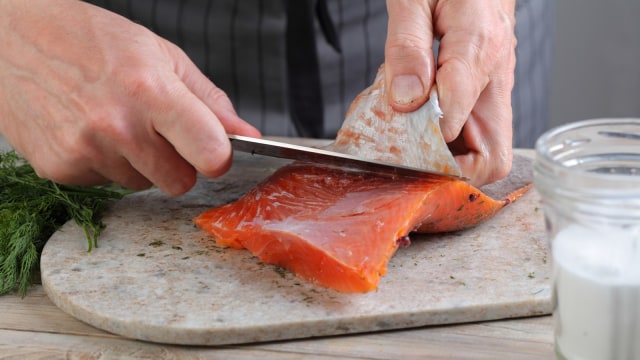 Membuang kulit salmon (Foto: Thinkstock)