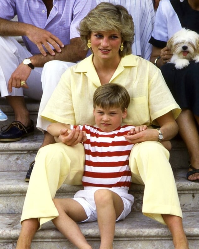 10 Agustus 1987, bersama William di Spanyol. (Foto: princessdianaforever.com)
