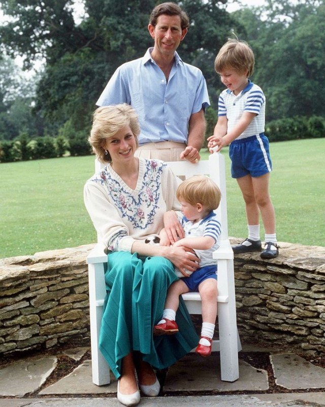 1986, foto keluarga bersama di Highgrove Estate. (Foto: princessdianaforever.com)