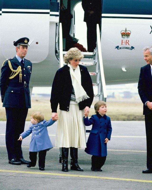 14 Maret 1986, tiba di bandara Skotlandia. (Foto: princessdianaforever.com)