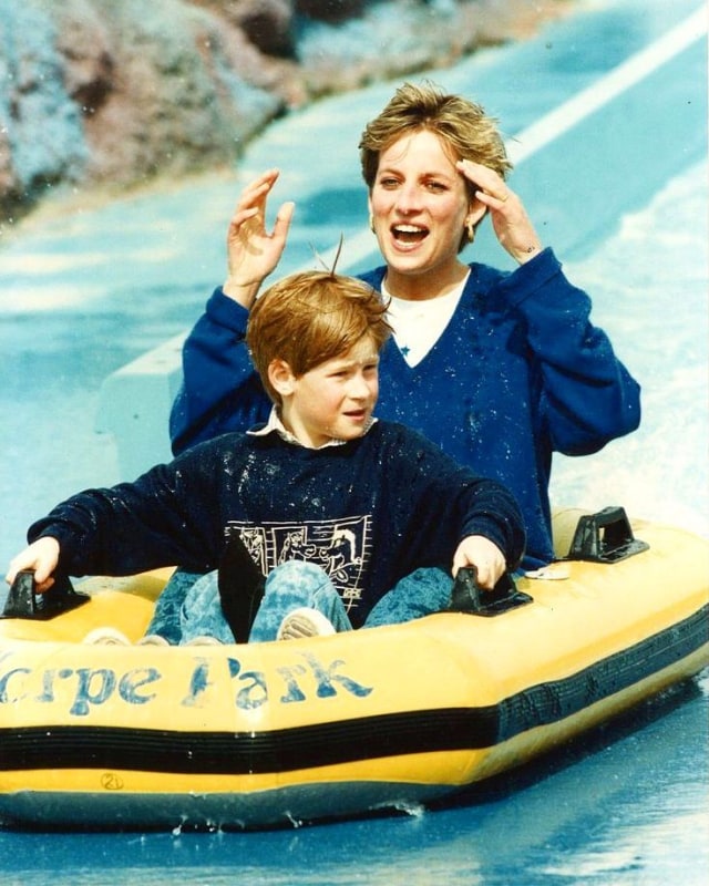 April 1992, bermain bersama Pangeran Harry. (Foto: princessdianaforever.com)