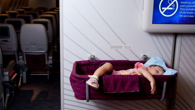 Tempat tidur bayi di pesawat. (Foto: Thinkstock)