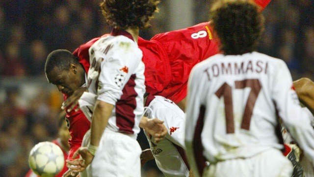 Liverpool vs Roma tahun 2002. (Foto: ADRIAN DENNIS / AFP)